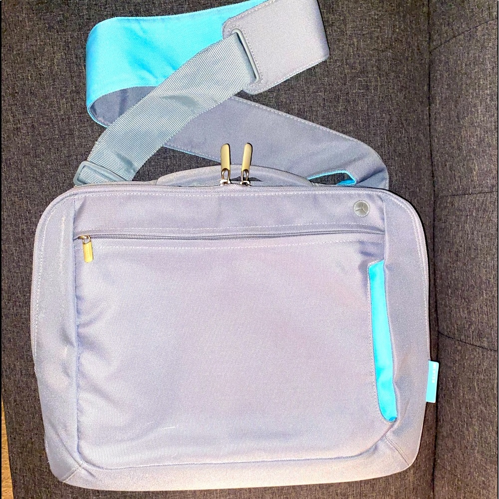 Belkin 17” notebook messenger bag. Cushioned compartment for laptop.